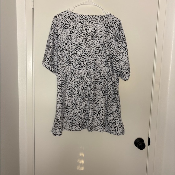 Leopard Print V-Neck Women's Top - Picture 2 of 2